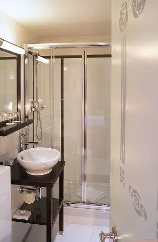 Hotel Eiffel Seine Paryż 3*,